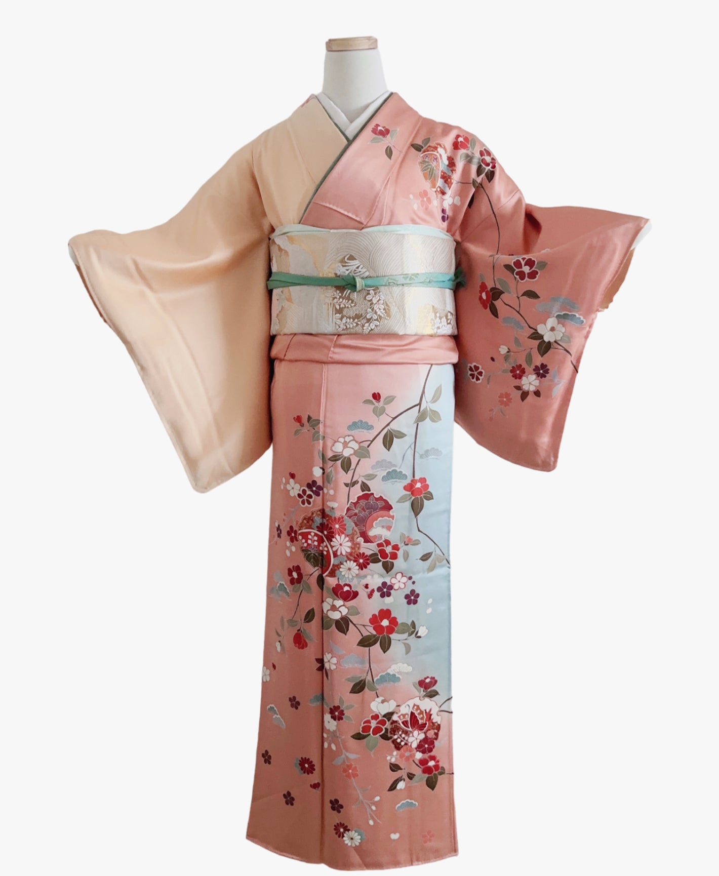 東雲色 ピンク系 暈し染め 駒刺繍 金彩 蝶 椿 花草 訪問着 着物レンタル