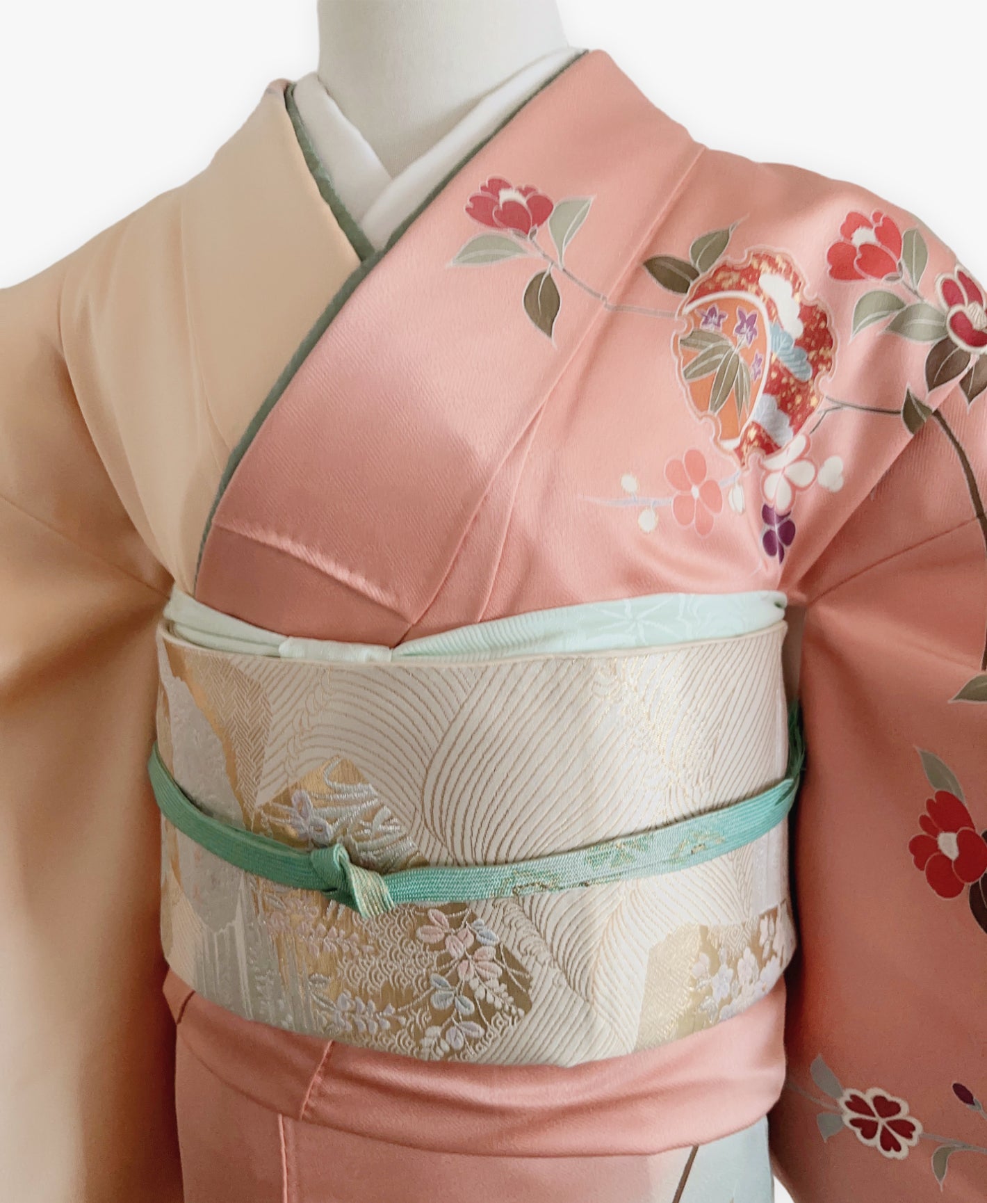東雲色 ピンク系 暈し染め 駒刺繍 金彩 蝶 椿 花草 訪問着 着物レンタル