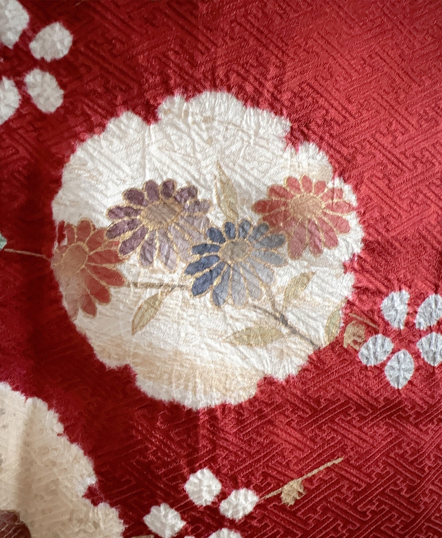 茜色 赤系 駒刺繍 金彩 絞り 雪輪取り 訪問着 着物レンタル