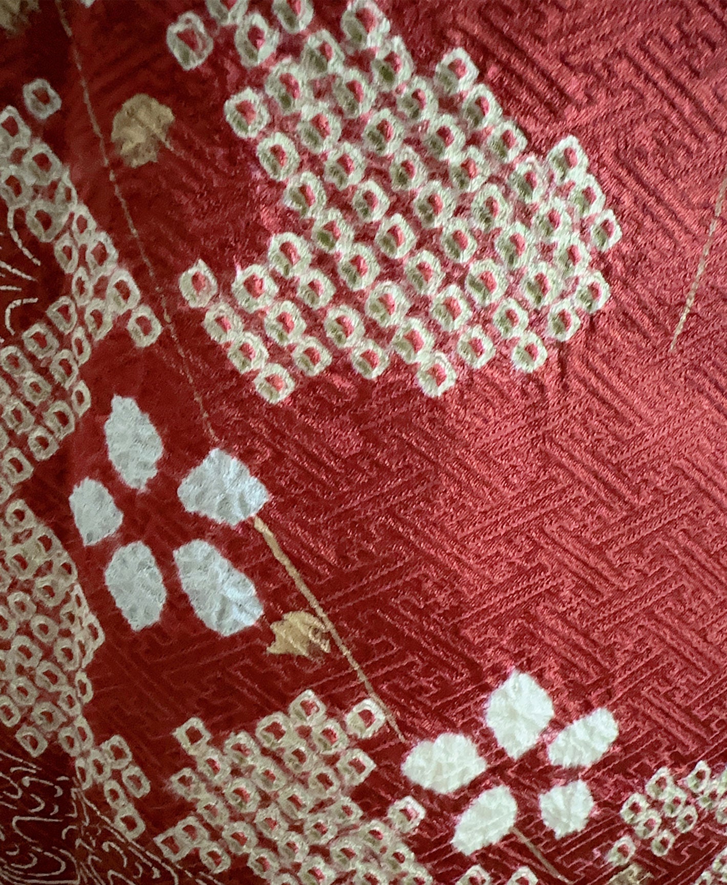 茜色 赤系 駒刺繍 金彩 絞り 雪輪取り 訪問着 着物レンタル