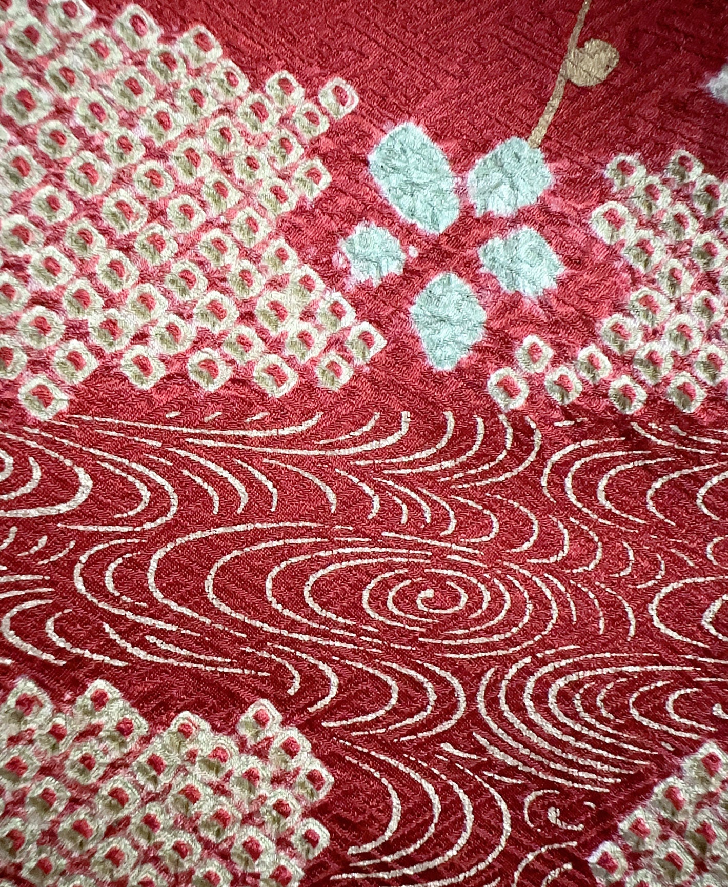 茜色 赤系 駒刺繍 金彩 絞り 雪輪取り 訪問着 着物レンタル
