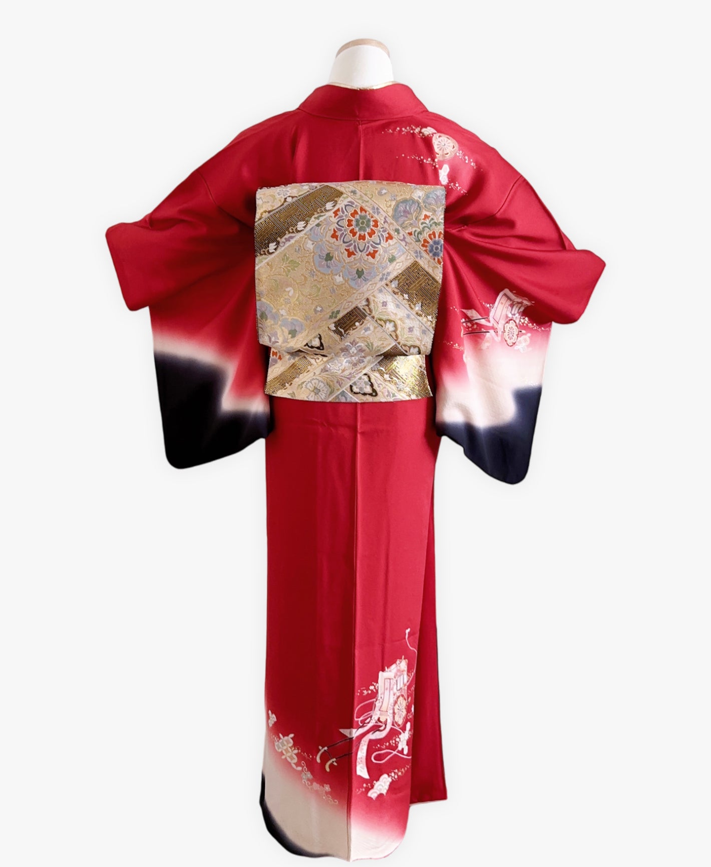 朱緋 赤系 暈し染め 駒刺繍 金彩 御所車 七宝 訪問着 着物レンタル