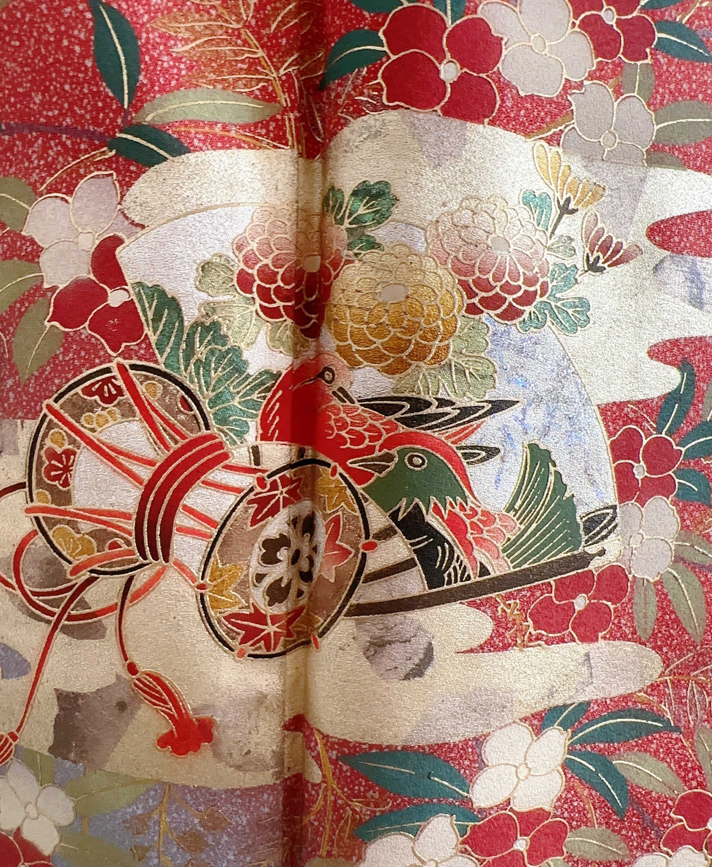 緋色 赤系 暈し染め 駒刺繍 金彩 鼓 扇 花草 訪問着 着物レンタル