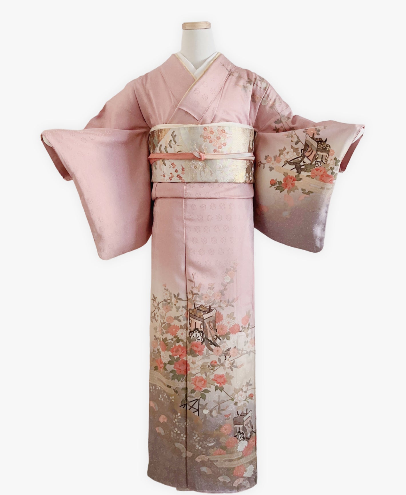 灰桜 ピンク系 暈し染め 駒刺繍 金彩 御所車 花草 訪問着 着物レンタル