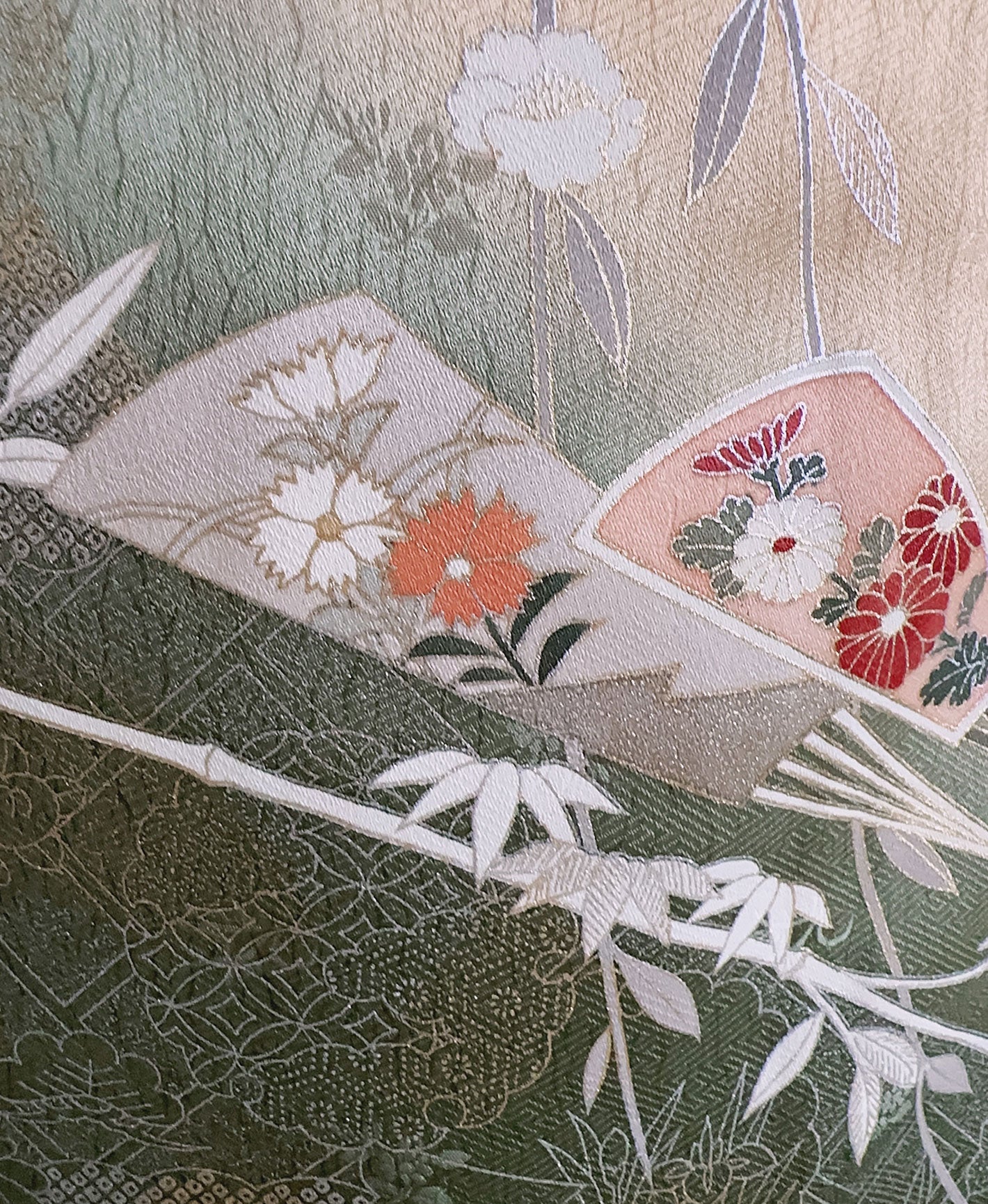 鶸茶 緑系 暈し染め 駒刺繍 金彩 扇面 牡丹 花草 訪問着 着物レンタル