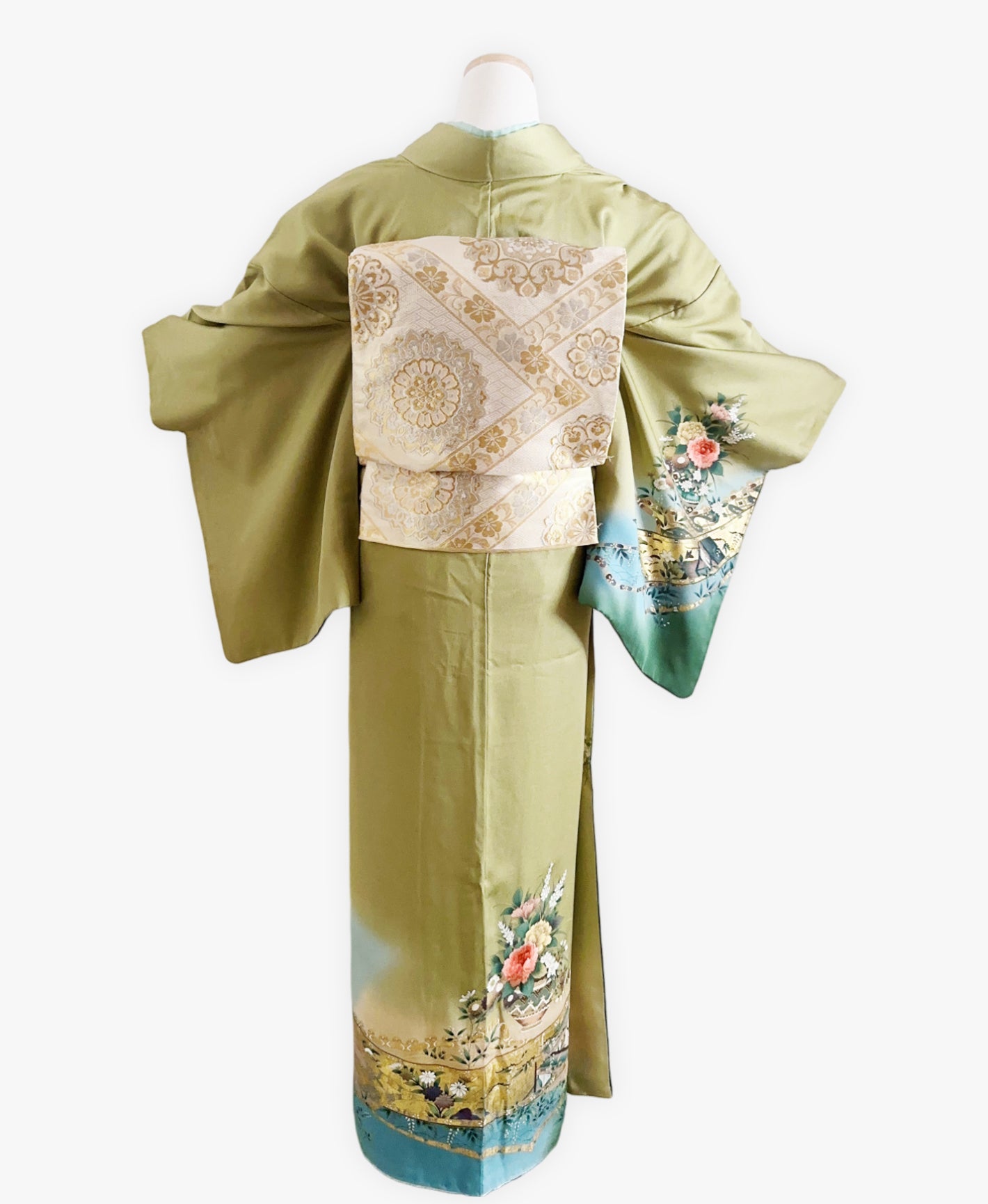 若葉色 緑系 暈し染め 駒刺繍 金彩 牡丹 花瓶 熨斗 訪問着 着物レンタル