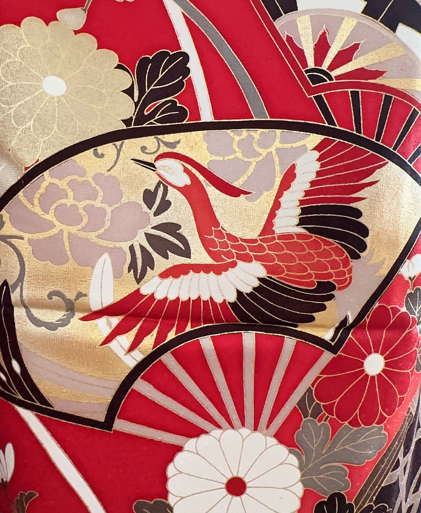 茜色 赤系 暈し染め 駒刺繍 金彩 春秋 蝶 花草 扇 鳳凰振袖 着物レンタル 成人式振袖