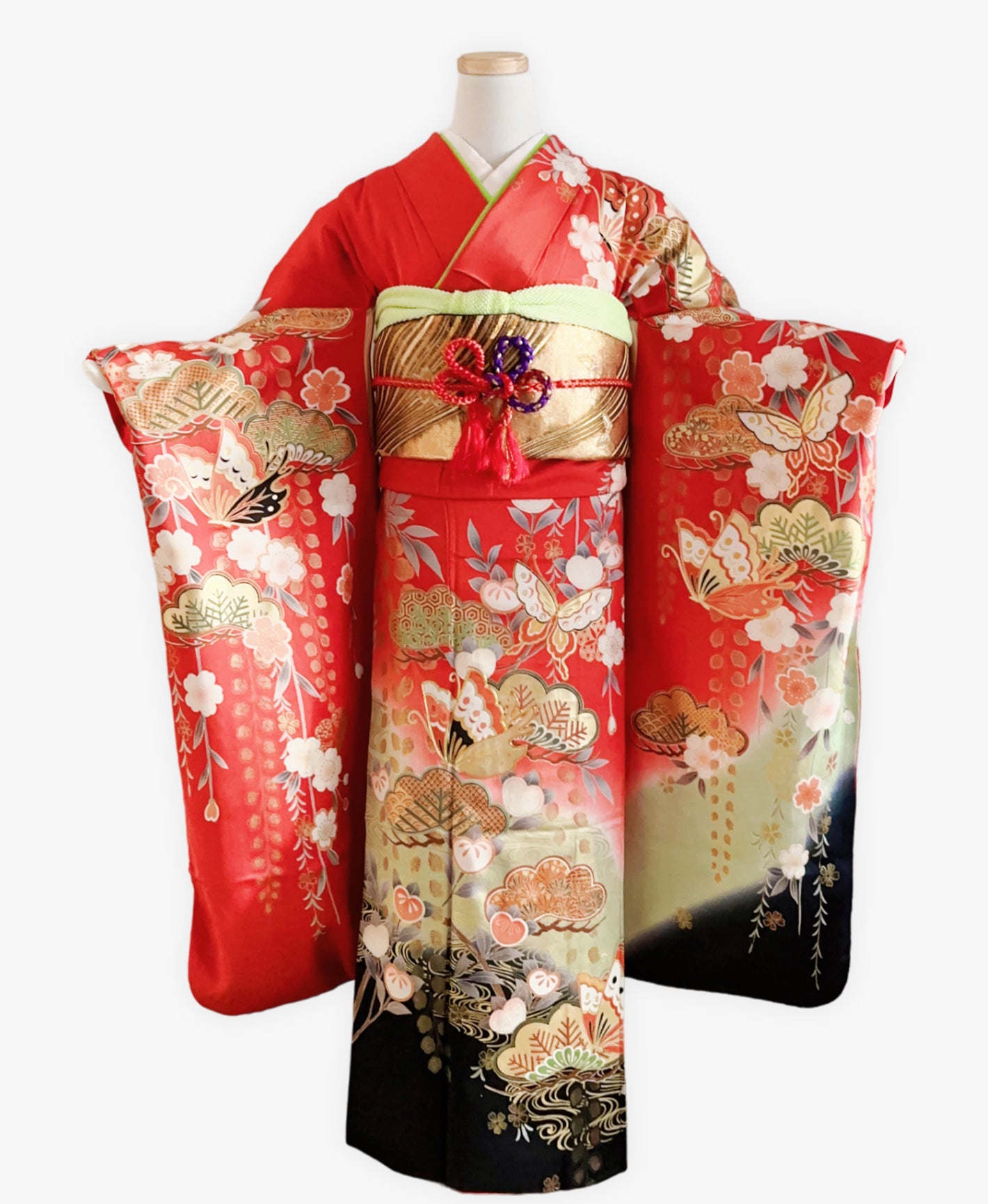 猩々緋 赤系 暈し染め 駒刺繍 金彩 藤 松 桜 蝶 花草 振袖 着物レンタル