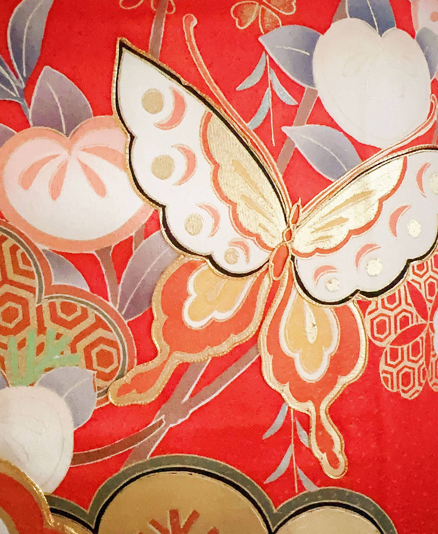 猩々緋 赤系 暈し染め 駒刺繍 金彩 藤 松 桜 蝶 花草 振袖 着物レンタル