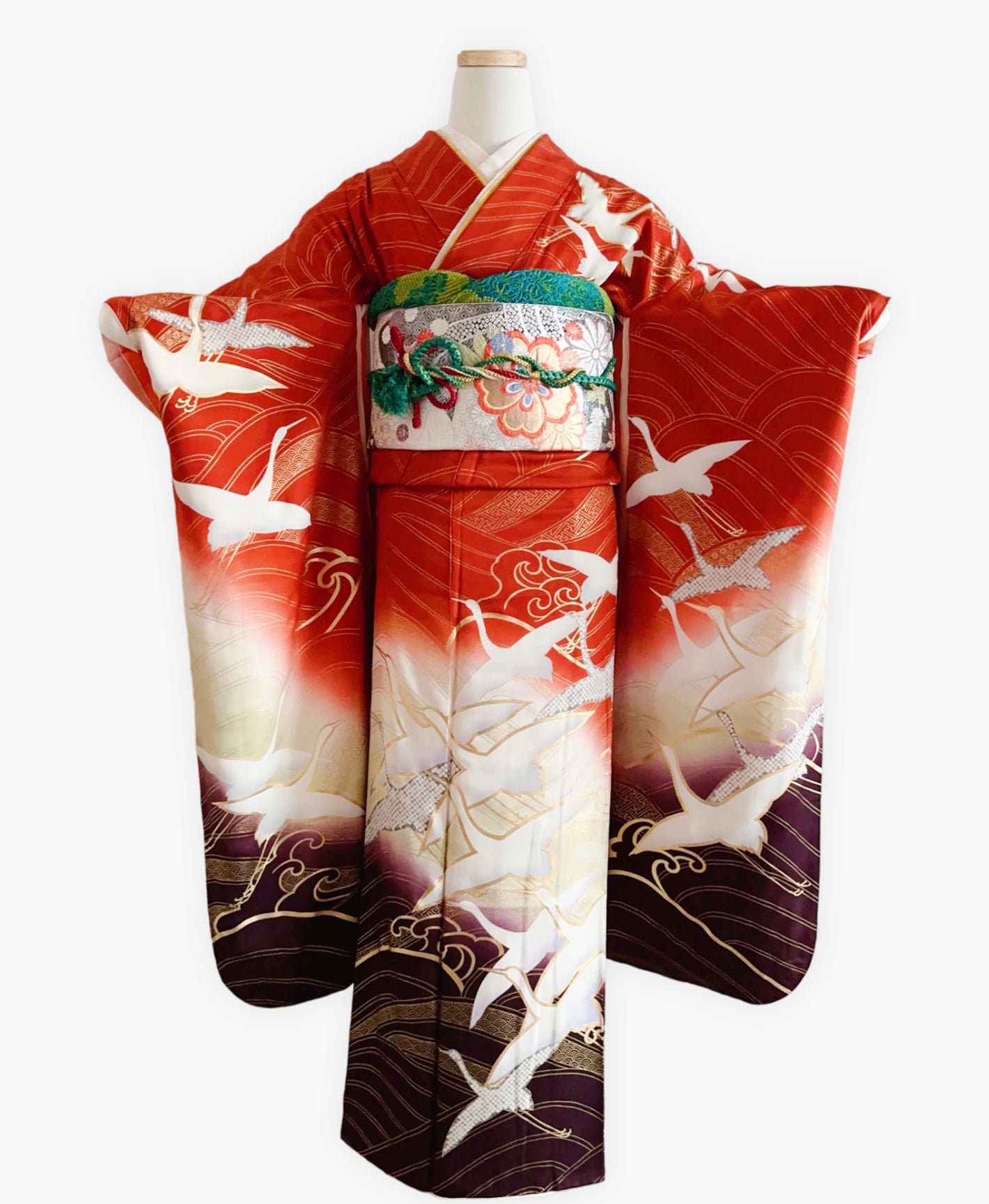 赤丹 赤系 暈し染め 駒刺繍 金彩 波頭 飛鶴 振袖 着物レンタル 成人式振袖