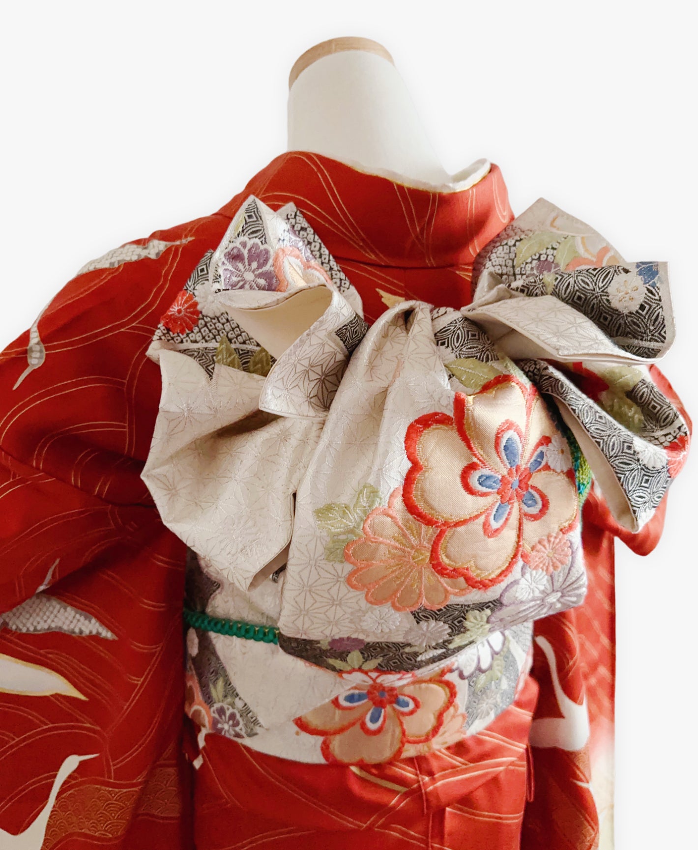 赤丹 赤系 暈し染め 駒刺繍 金彩 波頭 飛鶴 振袖 着物レンタル 成人式振袖