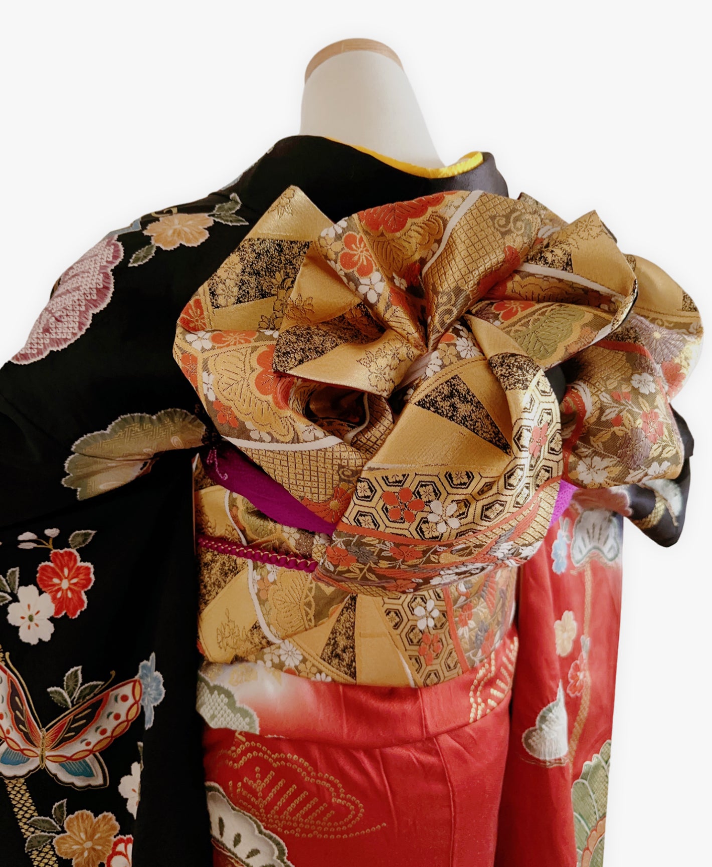 紅海老茶 赤系 暈し染め 駒刺繍 金彩 絞り 松 桜 蝶 振袖 着物レンタル 成人式振袖