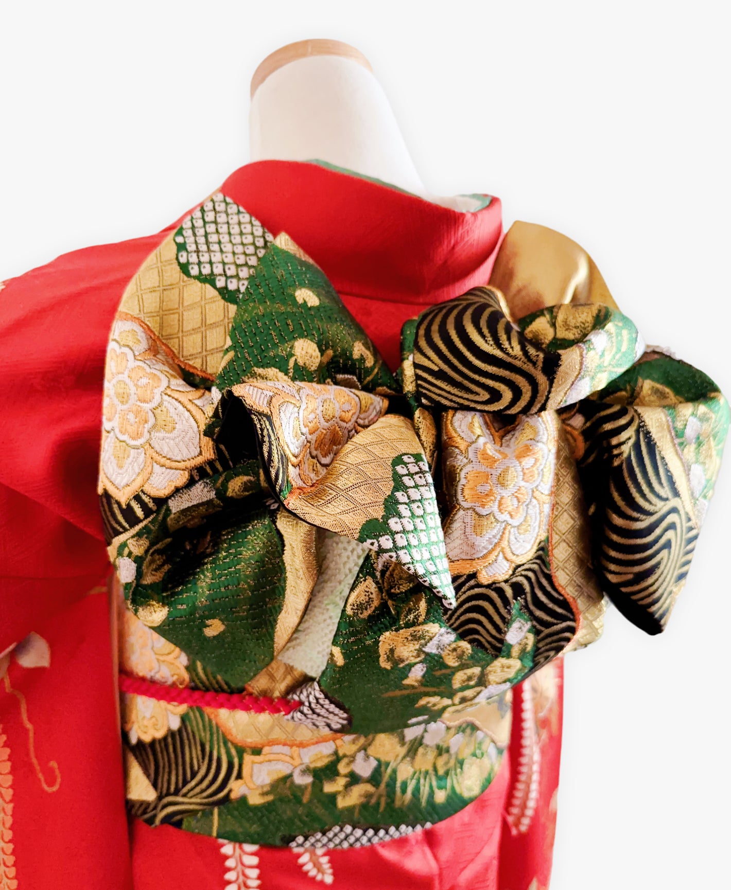 紅緋 赤系 暈し染め 駒刺繍 金彩 藤 蝶 花草 振袖 着物レンタル 成人式振袖