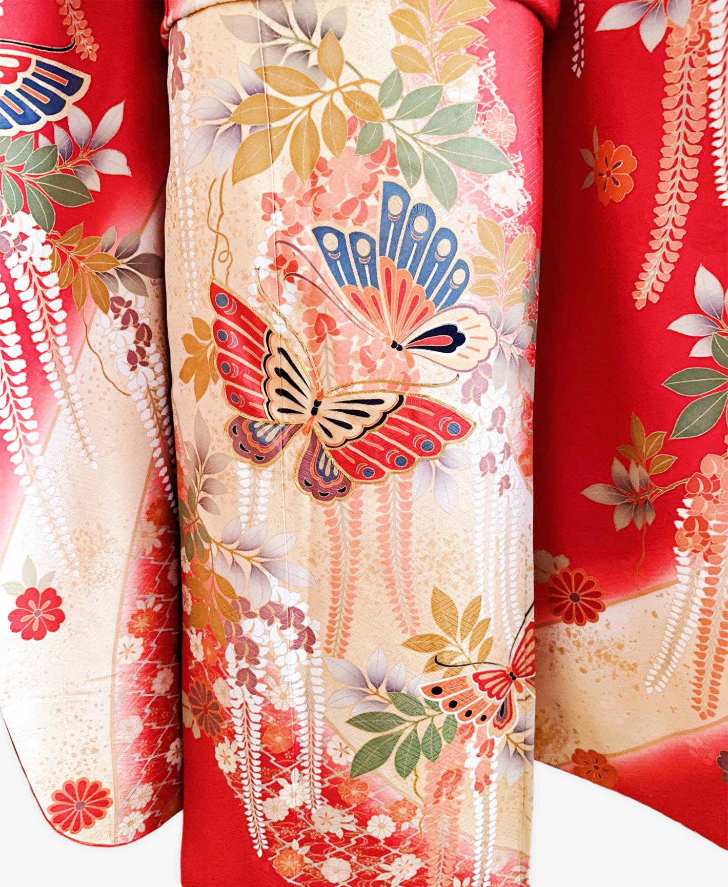 紅緋 赤系 暈し染め 駒刺繍 金彩 藤 蝶 花草 振袖 着物レンタル 成人式振袖