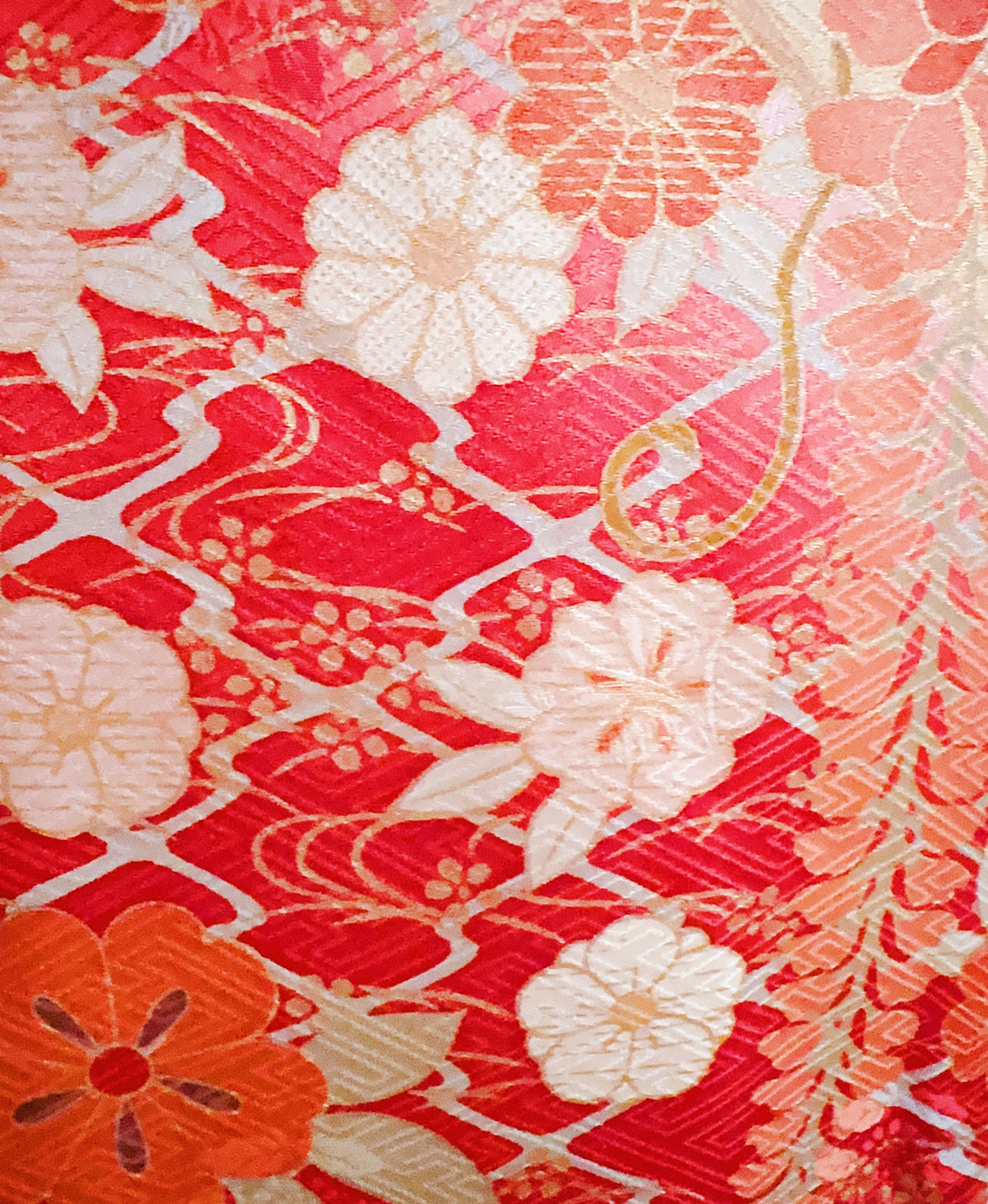 紅緋 赤系 暈し染め 駒刺繍 金彩 藤 蝶 花草 振袖 着物レンタル 成人式振袖