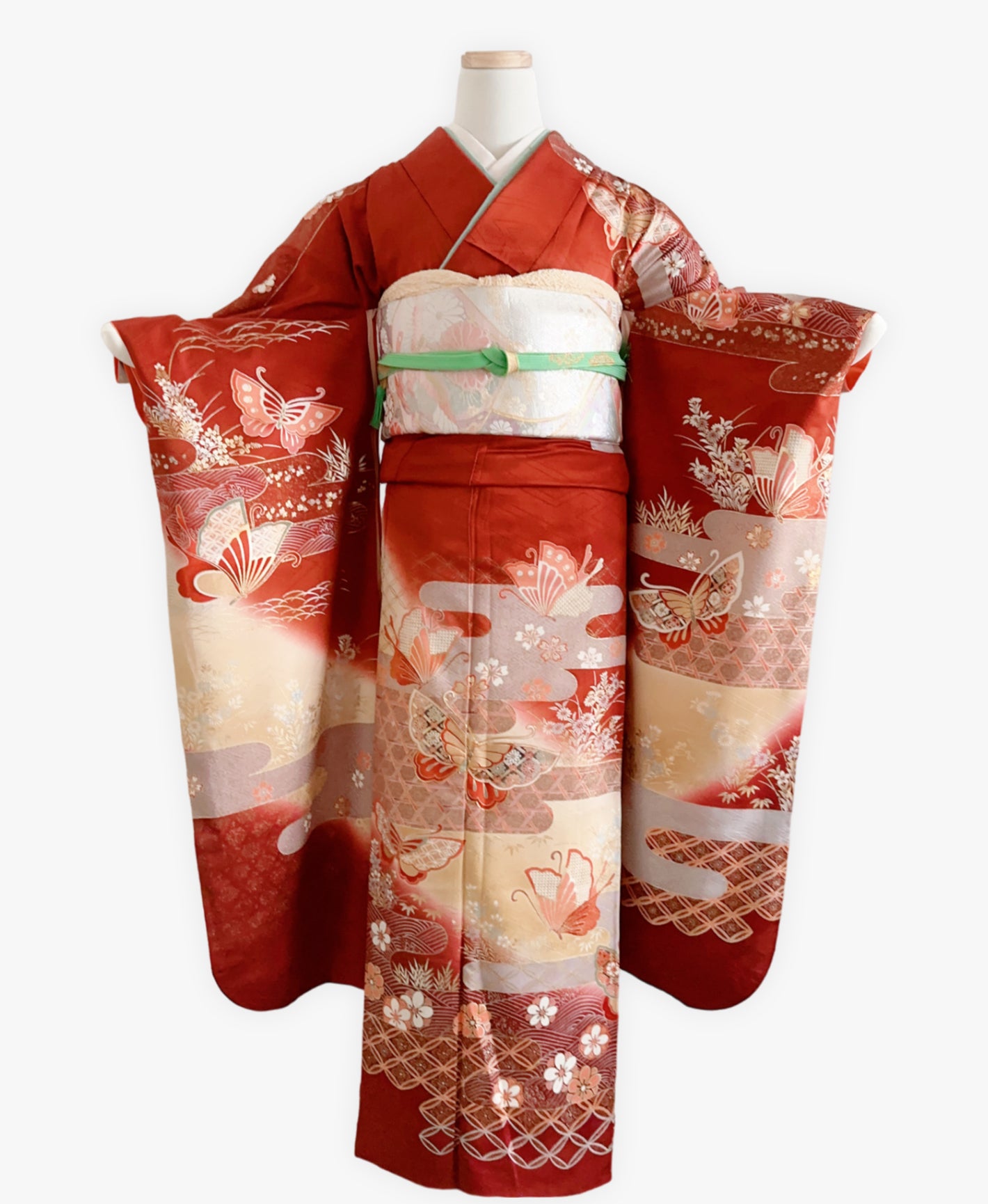 赤丹 赤系 暈し染め 駒刺繍 金彩 蝶 花草 ヱ霞 振袖 着物レンタル 成人式振袖