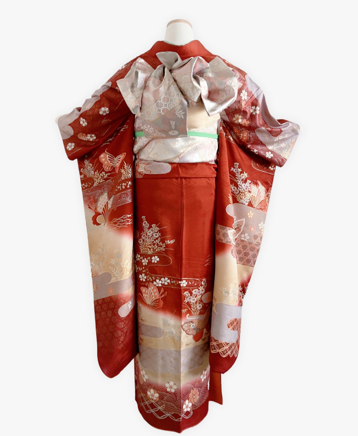 赤丹 赤系 暈し染め 駒刺繍 金彩 蝶 花草 ヱ霞 振袖 着物レンタル 成人式振袖