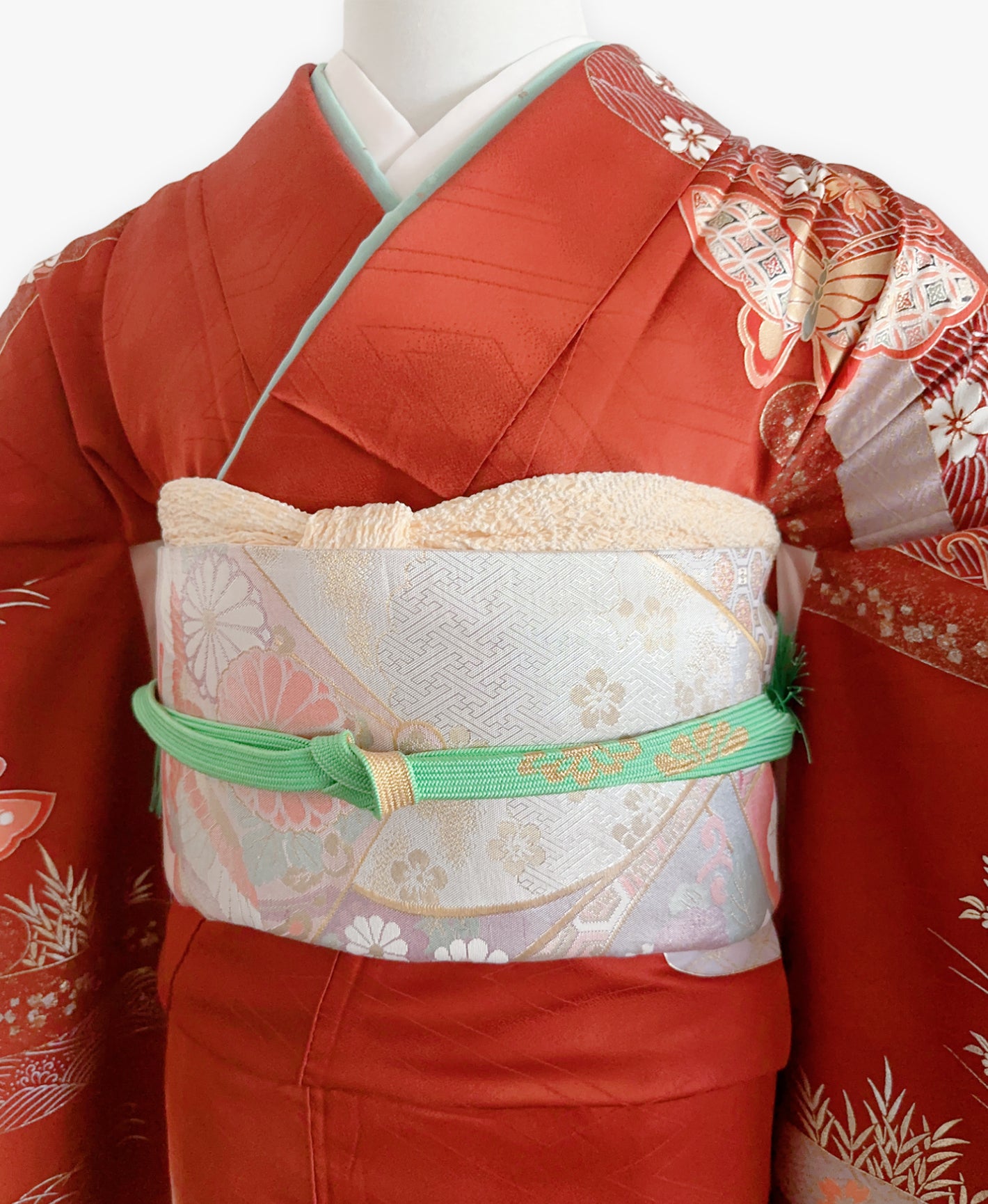 赤丹 赤系 暈し染め 駒刺繍 金彩 蝶 花草 ヱ霞 振袖 着物レンタル 成人式振袖