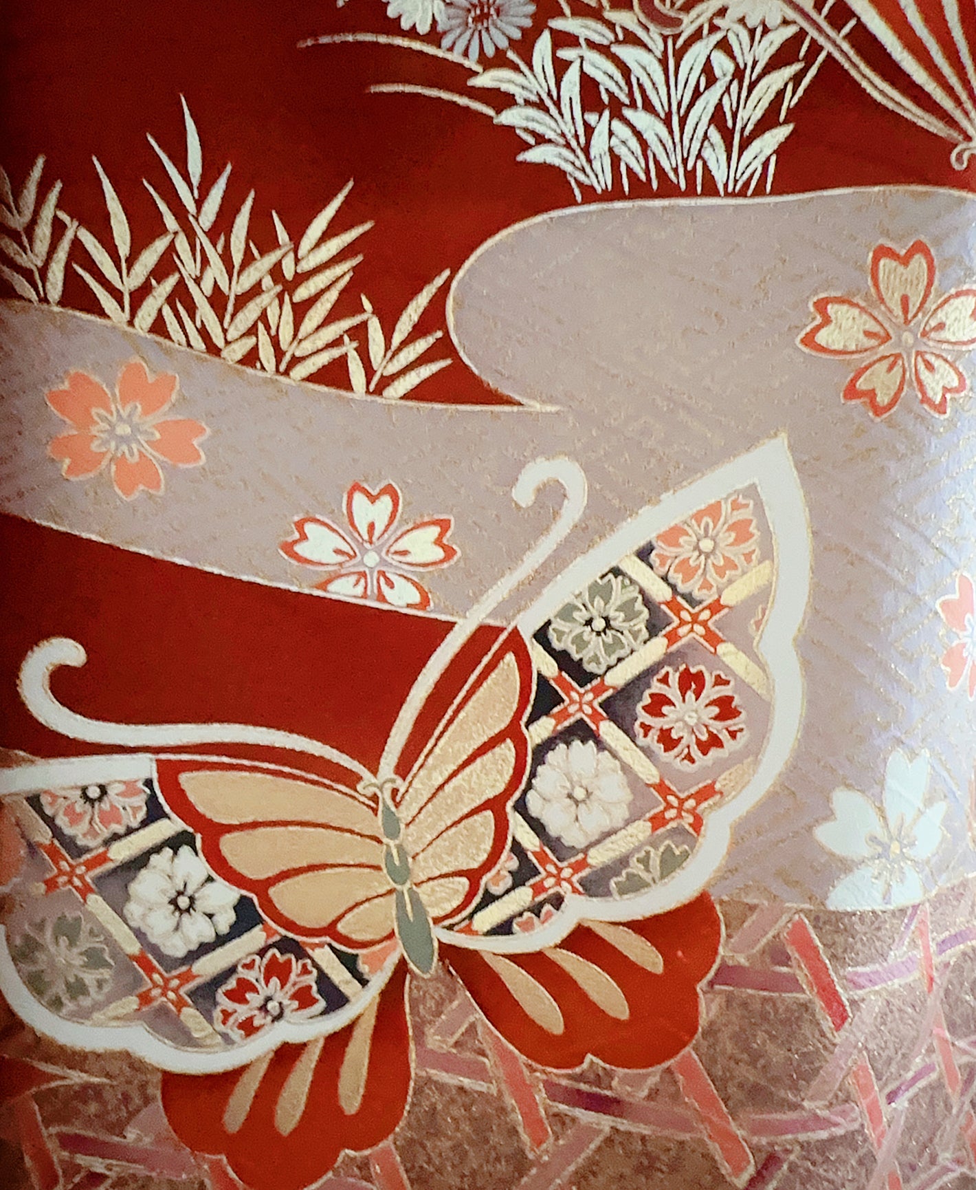 赤丹 赤系 暈し染め 駒刺繍 金彩 蝶 花草 ヱ霞 振袖 着物レンタル 成人式振袖