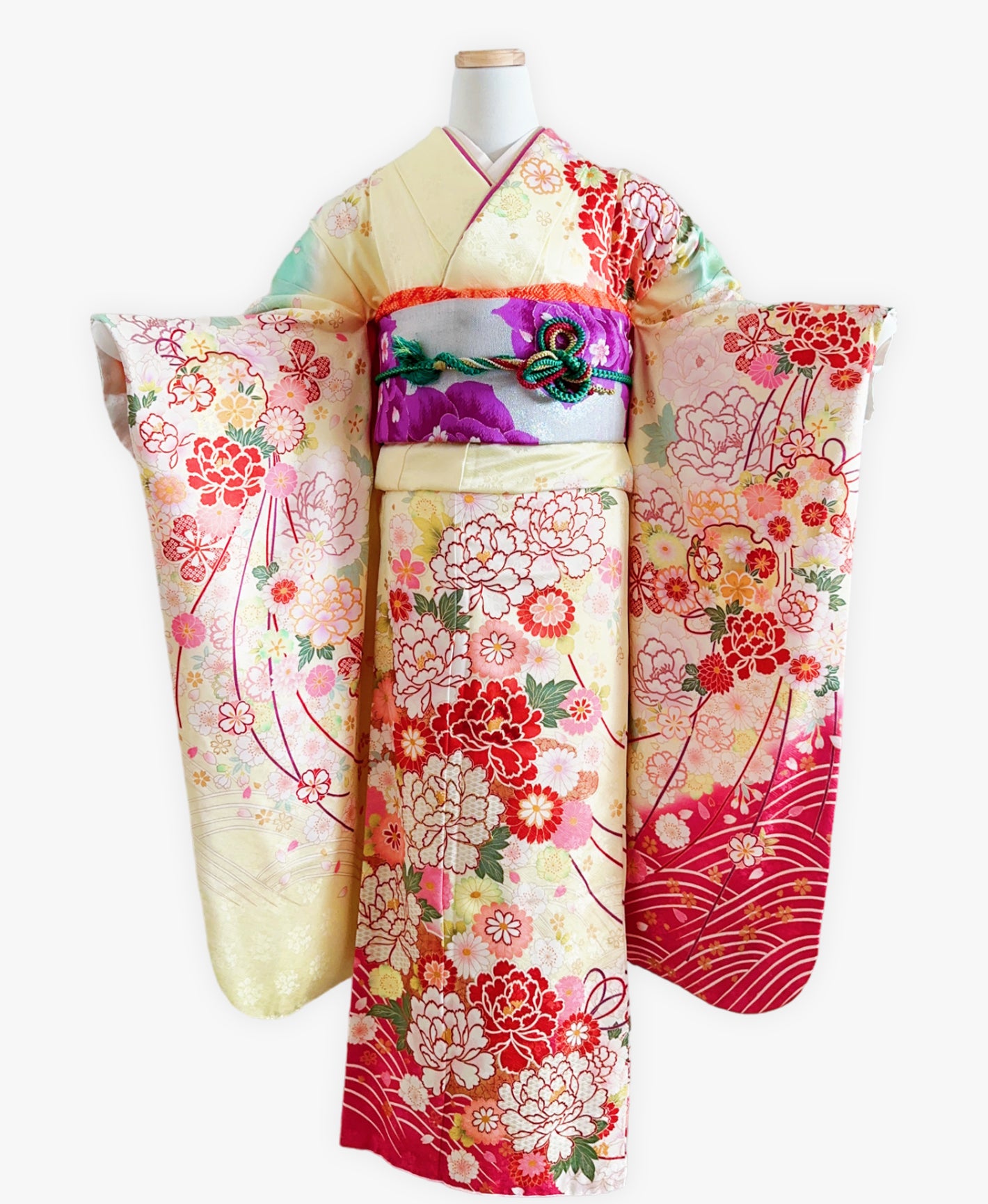鳥の子色 黄系 暈し染め 駒刺繍 金彩 牡丹 菊 花草 流水 振袖 着物レンタル 成人式振袖