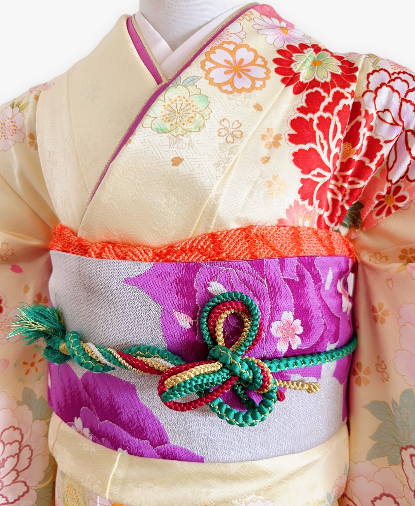 鳥の子色 黄系 暈し染め 駒刺繍 金彩 牡丹 菊 花草 流水 振袖 着物レンタル 成人式振袖