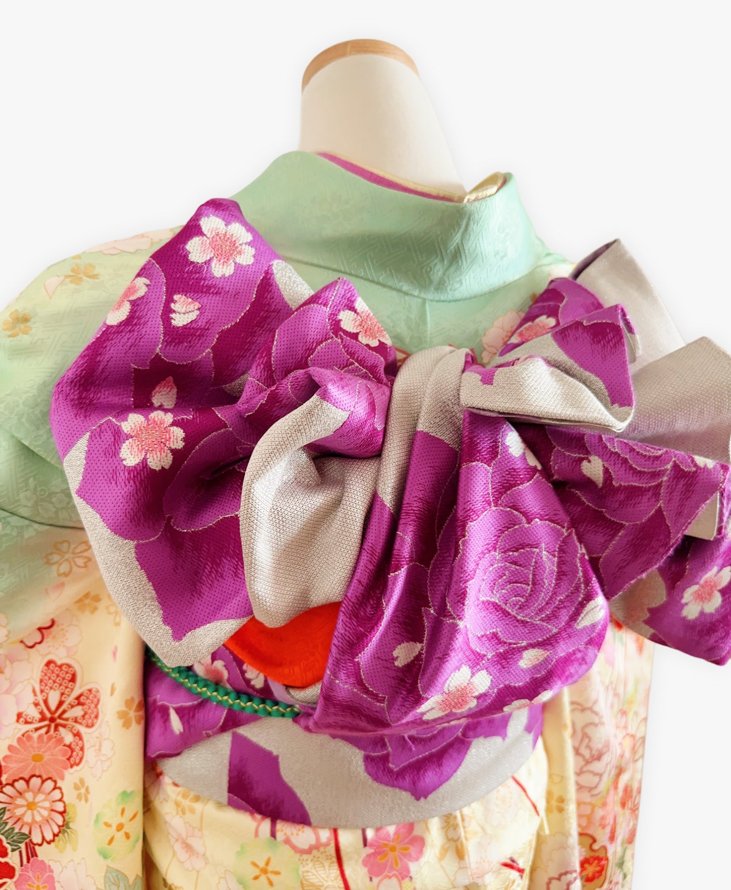 鳥の子色 黄系 暈し染め 駒刺繍 金彩 牡丹 菊 花草 流水 振袖 着物レンタル 成人式振袖
