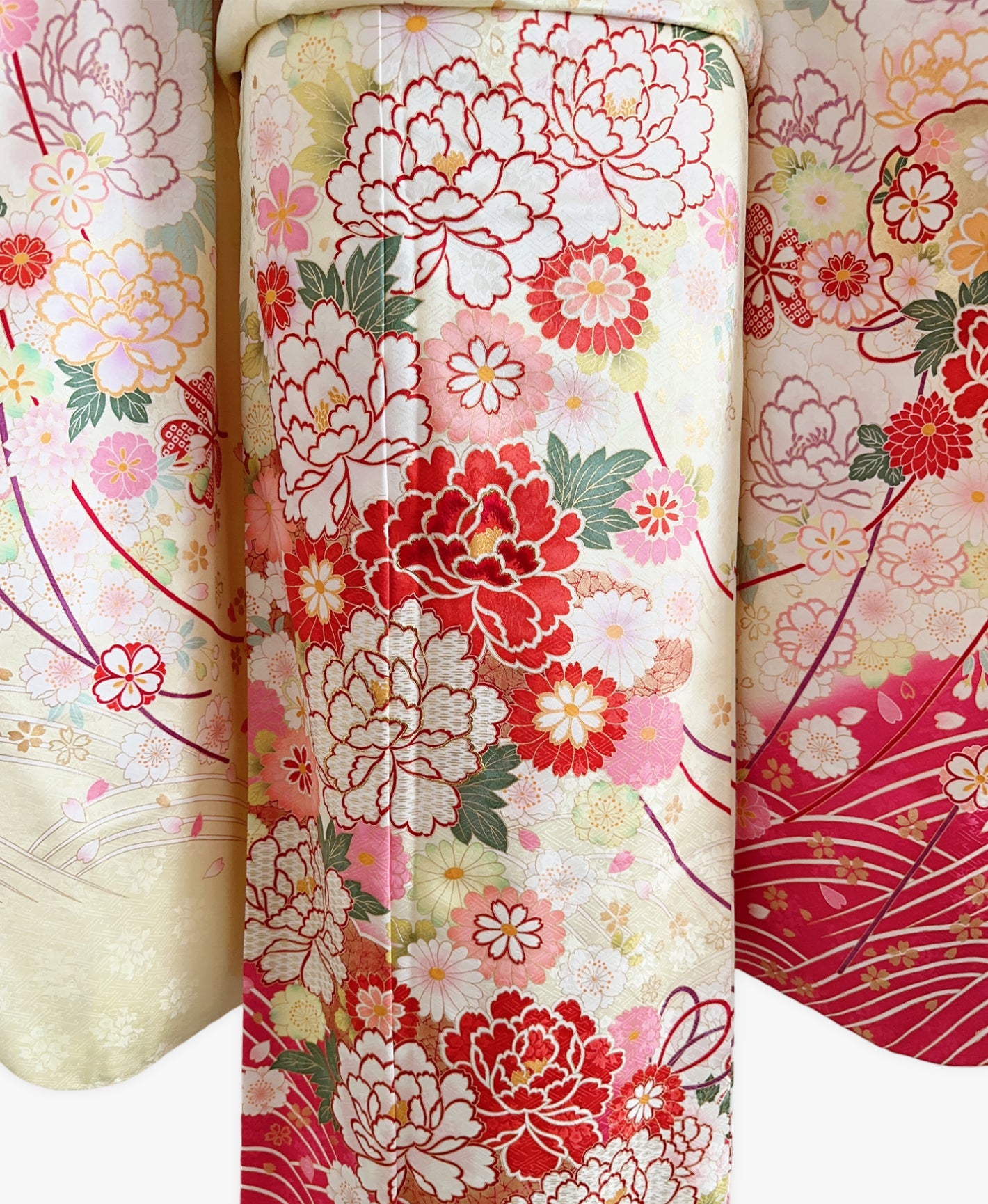 鳥の子色 黄系 暈し染め 駒刺繍 金彩 牡丹 菊 花草 流水 振袖 着物レンタル 成人式振袖