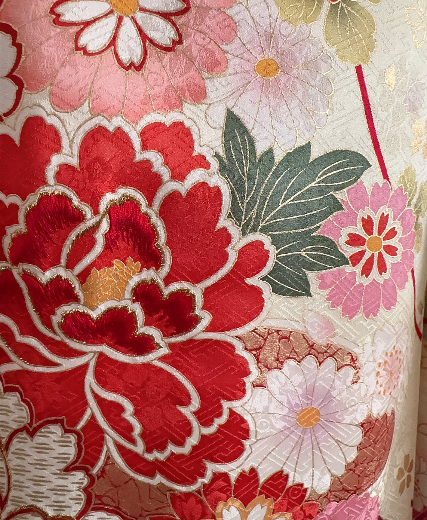 鳥の子色 黄系 暈し染め 駒刺繍 金彩 牡丹 菊 花草 流水 振袖 着物レンタル 成人式振袖