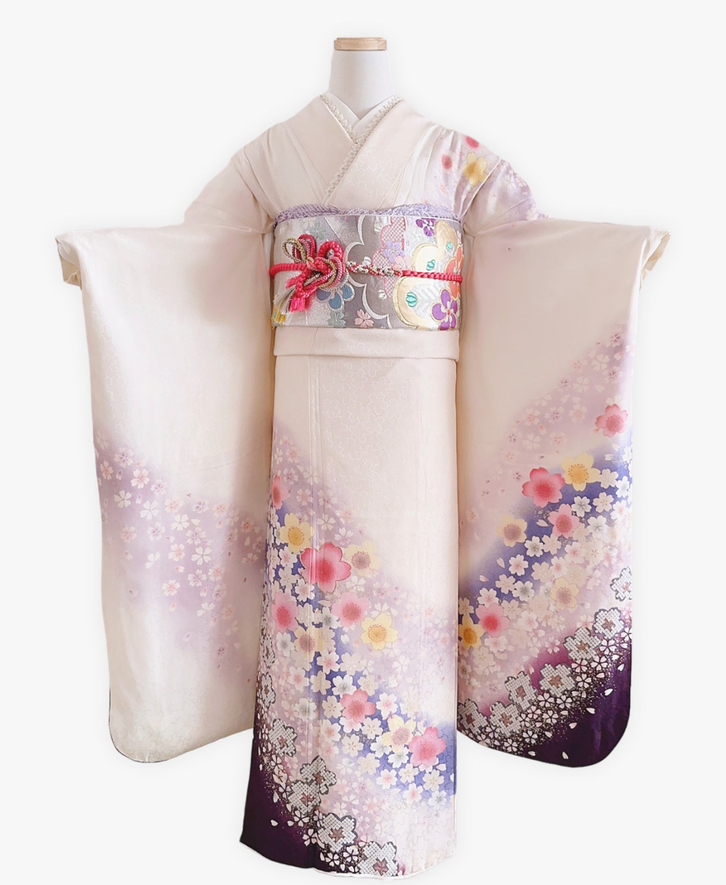 白 白系 暈し染め 駒刺繍 金彩 桜吹雪 振袖 着物レンタル