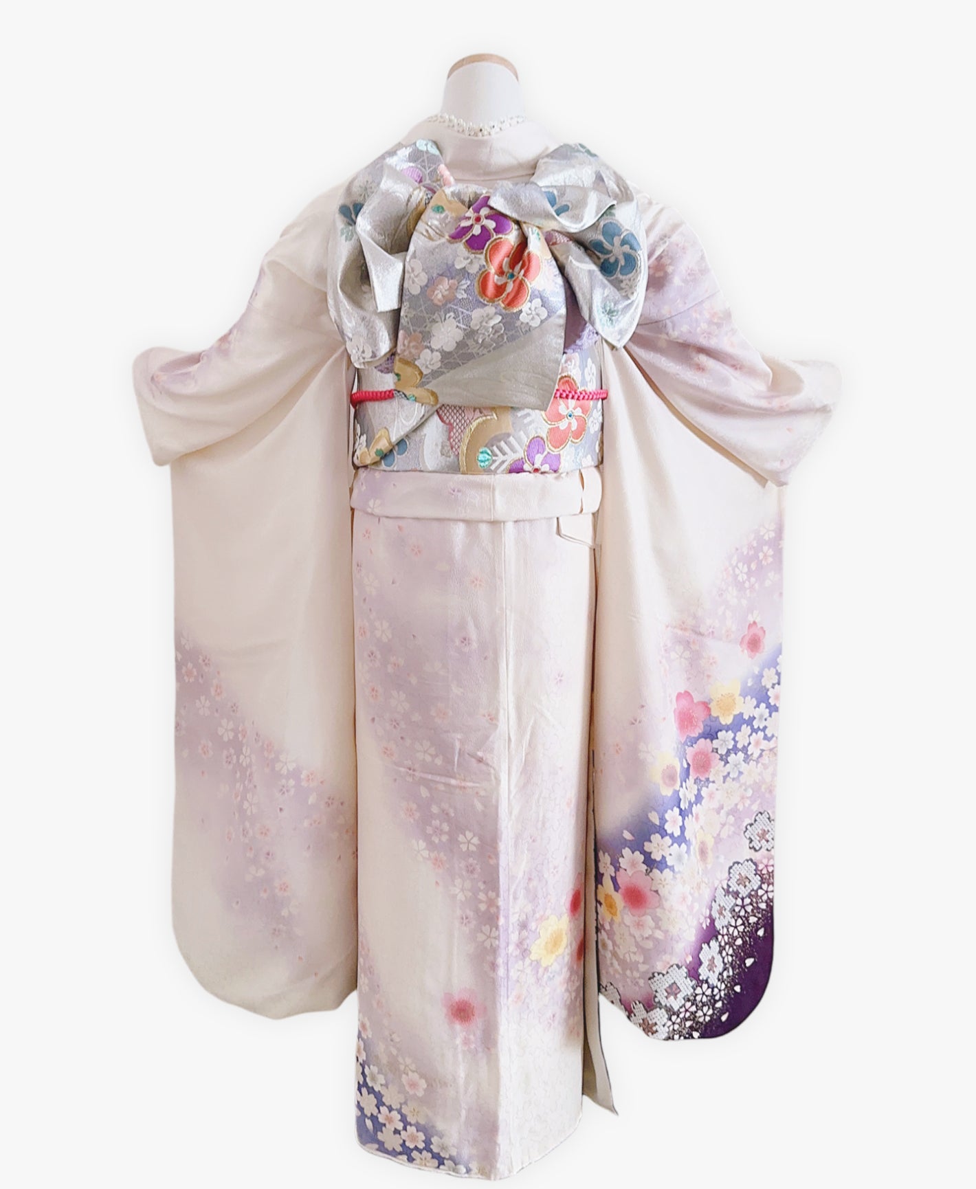 白 白系 暈し染め 駒刺繍 金彩 桜吹雪 振袖 着物レンタル