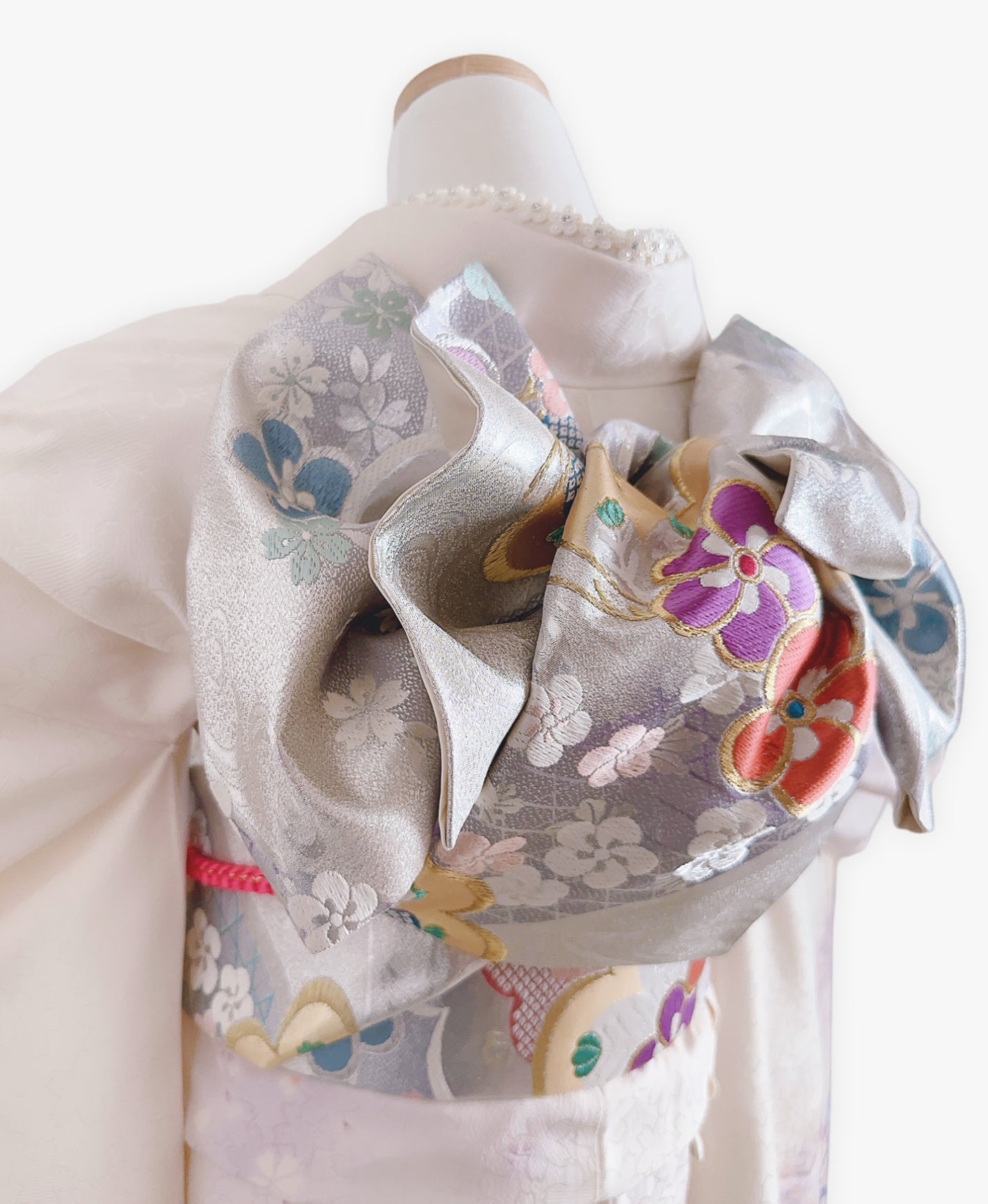 白 白系 暈し染め 駒刺繍 金彩 桜吹雪 振袖 着物レンタル