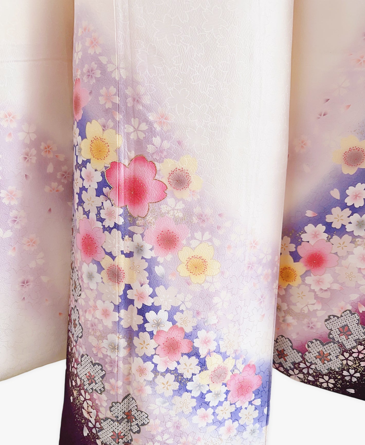 白 白系 暈し染め 駒刺繍 金彩 桜吹雪 振袖 着物レンタル
