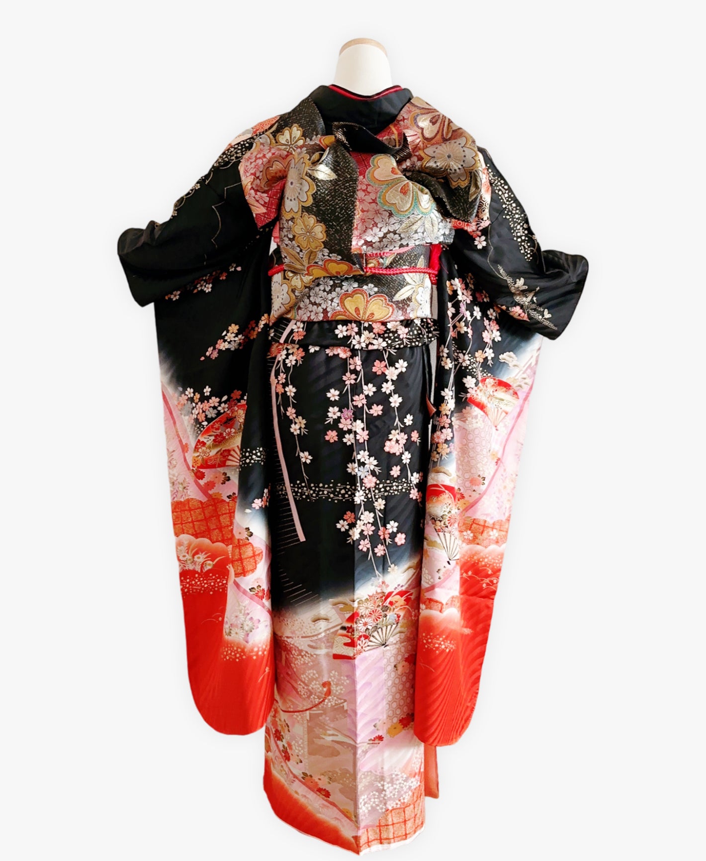 蝋色 黒系 暈し染め 駒刺繍 金彩 垂枝れ桜 扇 花草 振袖 着物レンタル 成人式振袖