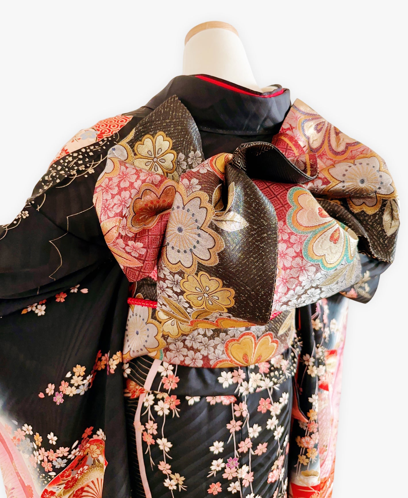 蝋色 黒系 暈し染め 駒刺繍 金彩 垂枝れ桜 扇 花草 振袖 着物レンタル