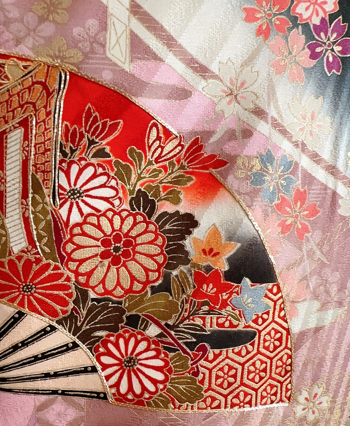 蝋色 黒系 暈し染め 駒刺繍 金彩 垂枝れ桜 扇 花草 振袖 着物レンタル
