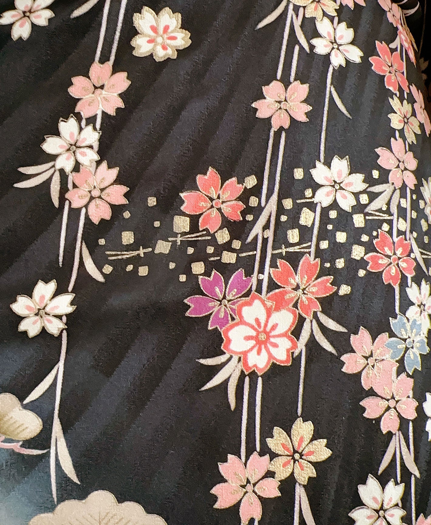 蝋色 黒系 暈し染め 駒刺繍 金彩 垂枝れ桜 扇 花草 振袖 着物レンタル