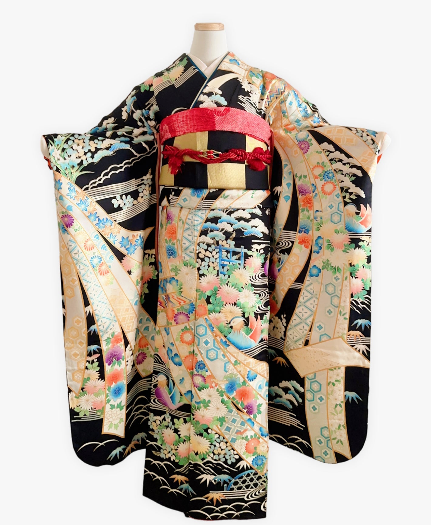 烏羽色 黒系 暈し染め 駒刺繍 金彩 熨斗 吉祥文 振袖 着物レンタル 成人式振袖