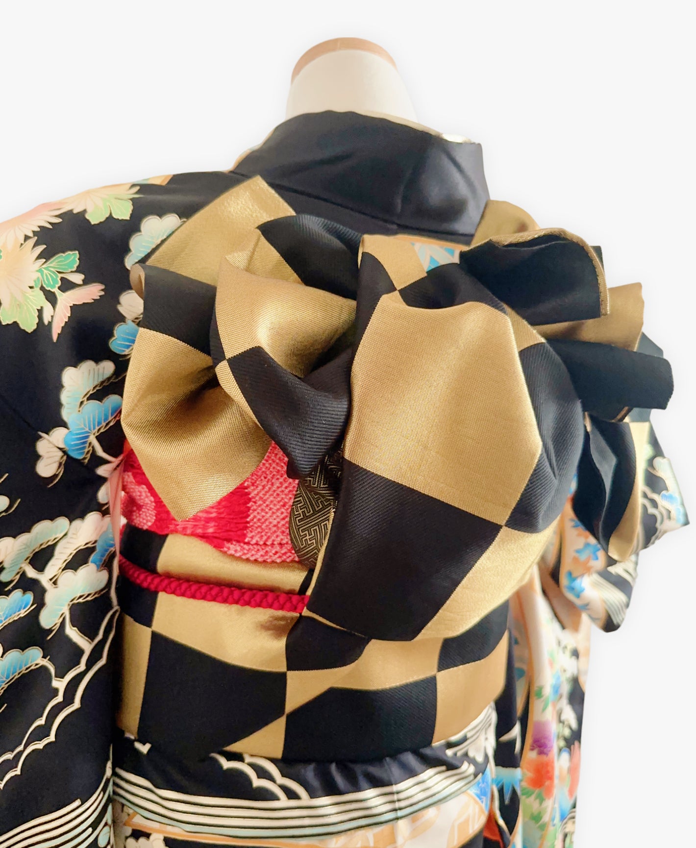 烏羽色 黒系 暈し染め 駒刺繍 金彩 熨斗 吉祥文 振袖 着物レンタル 成人式振袖
